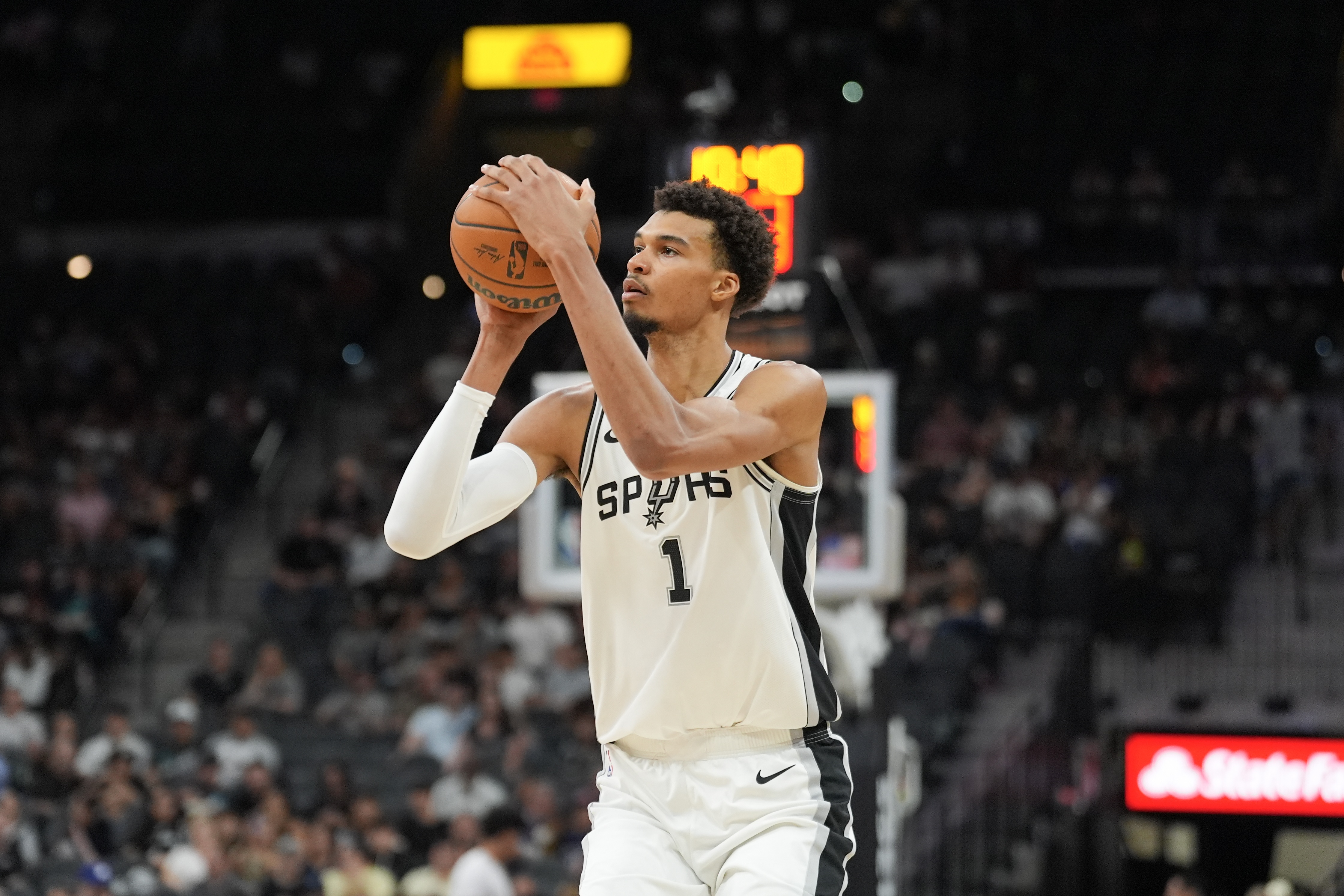 文班连续两场比赛累计得到至少10盖帽10三分 NBA历史首人